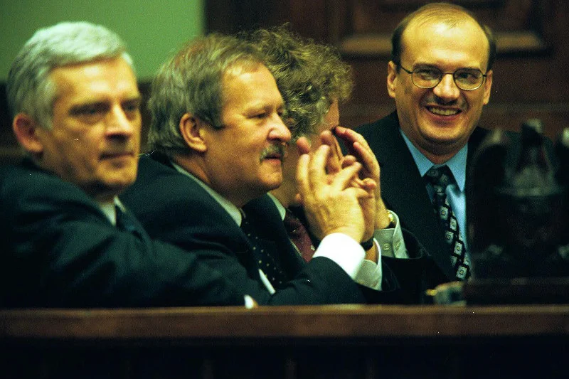 Luty 2001 rok. Ławy rządowe podczas głosowania nad budżetem
