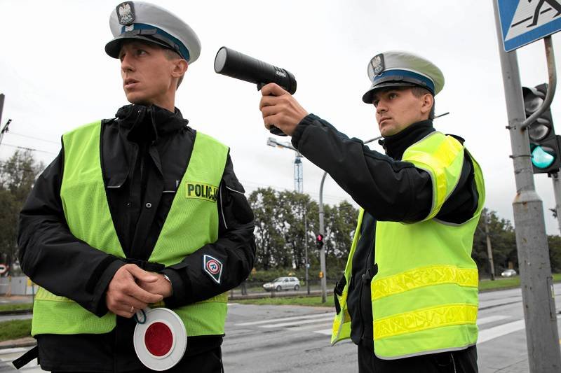 Policjanci z Poznania kontrolują prędkość samochodów