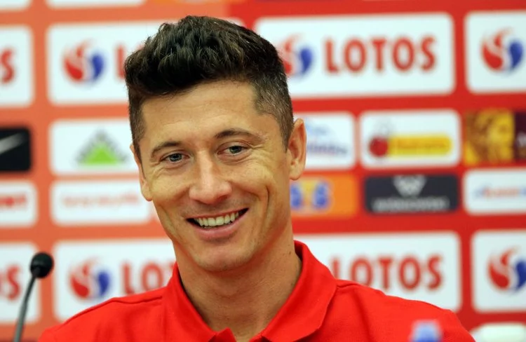 Lewandowski wywalczył z w tym sezonie z Bayernem potrójną koronę. Robert Lewandowski wygrał Ligę Mistrzów. Zdjęcie Polaka z pucharem na Facebooku.