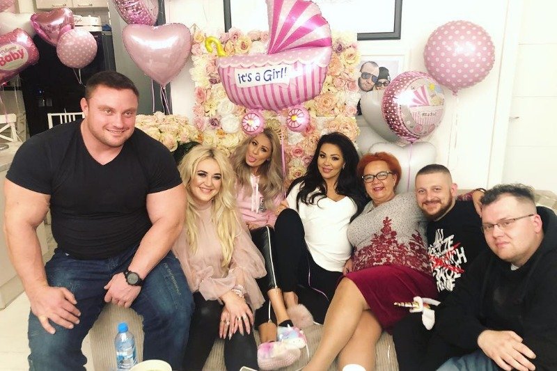 "Gogglebox. Przed telewizorem" to program telewizyjny o... oglądaniu telewizji. Brzmi banalnie, ale ludzie go kochają