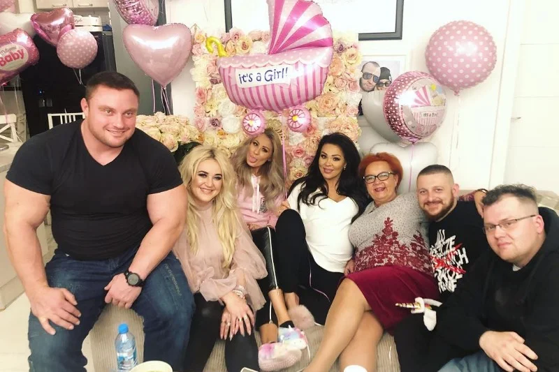 "Gogglebox. Przed telewizorem" to program telewizyjny o... oglądaniu telewizji. Brzmi banalnie, ale ludzie go kochają