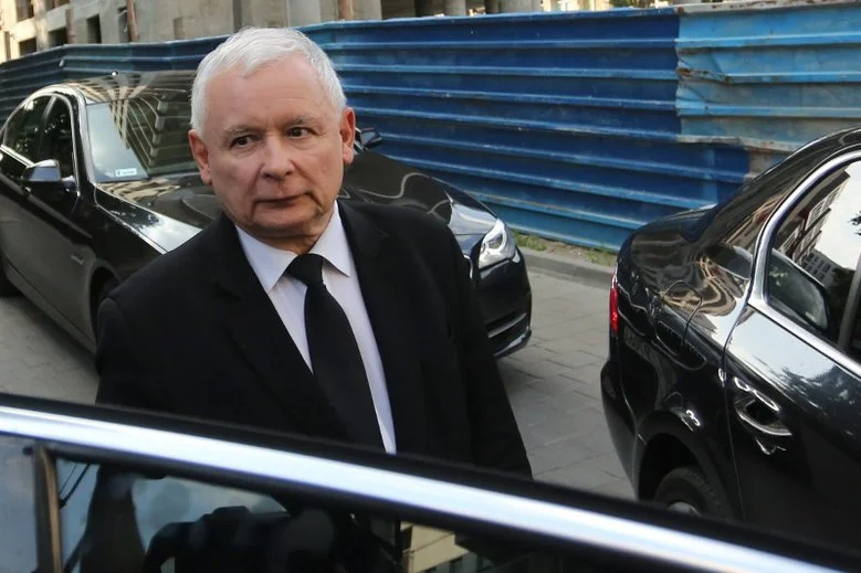 Jarosław Kaczyński ma zaplanowaną operację, ale według "SE" - chce jej uniknąć