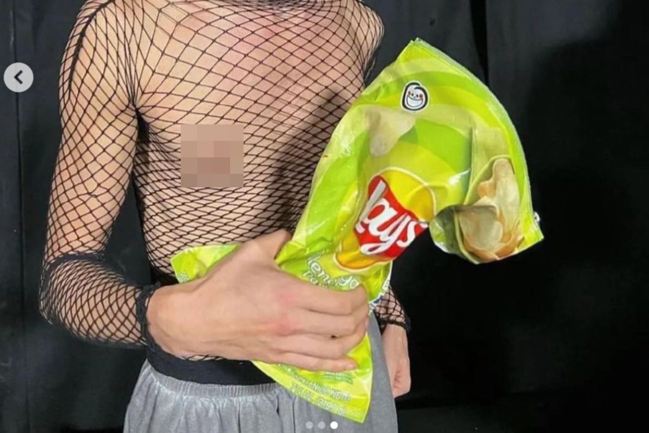 Balanciaga nie przestaje zaskakiwać. Stworzyła torebkę jak paczka chipsów