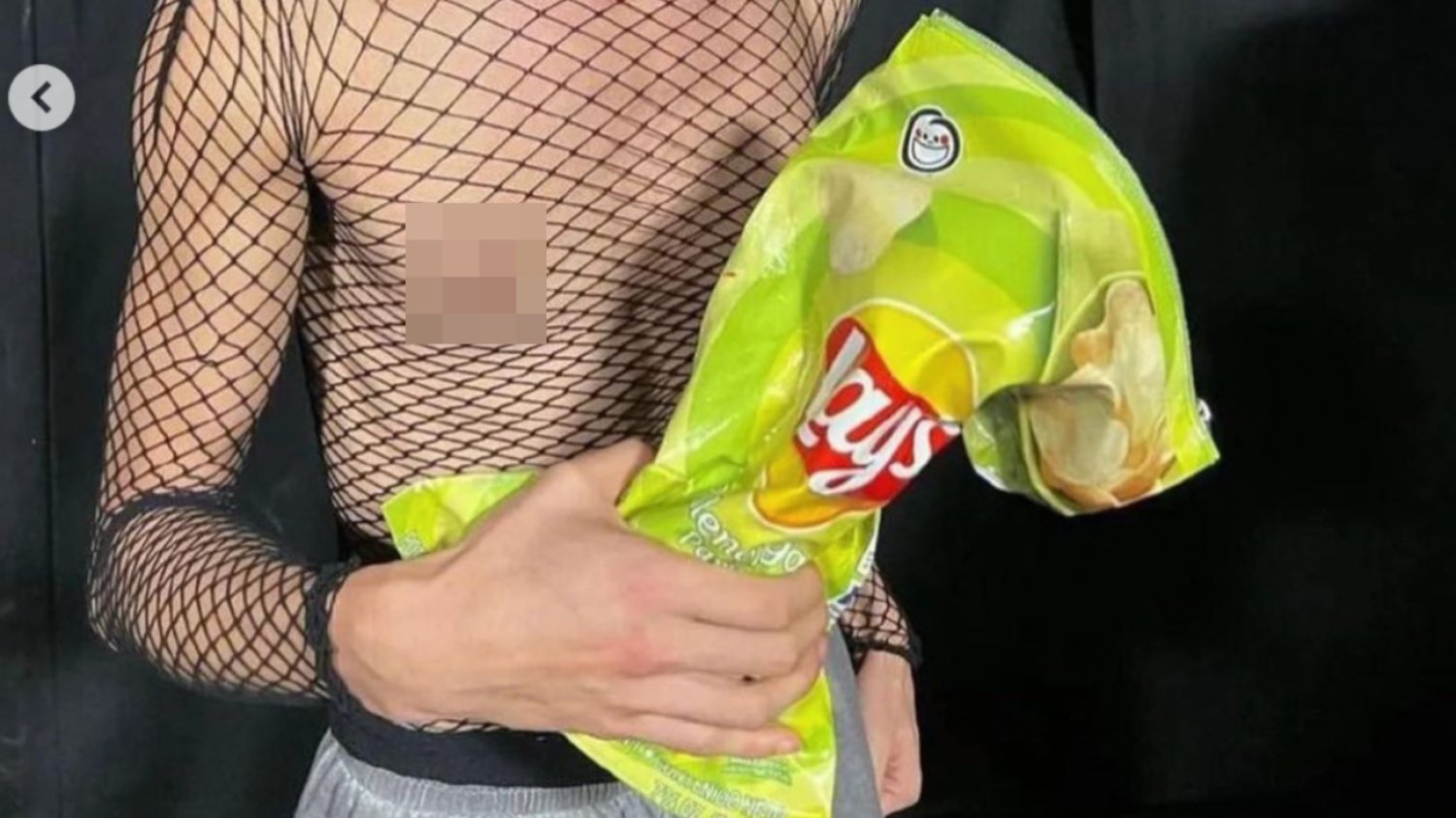 Balanciaga nie przestaje zaskakiwać. Stworzyła torebkę jak paczka chipsów