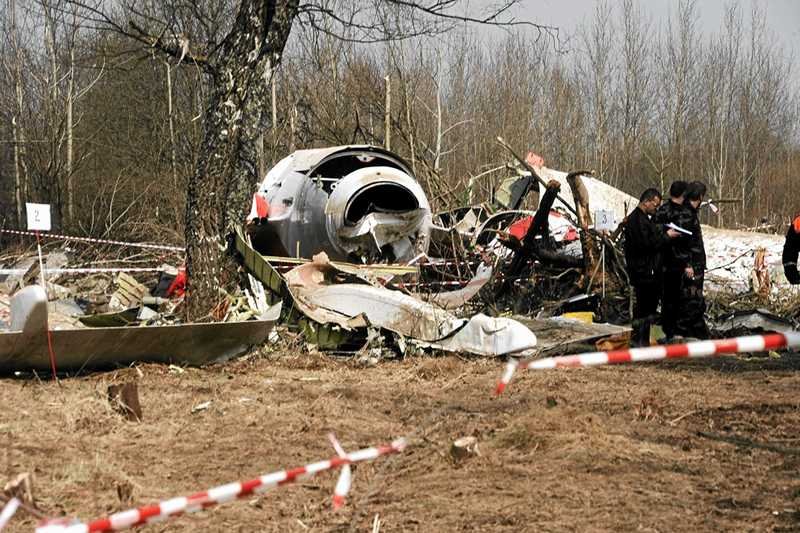 Szczątki prezydenckiego samolotu, który rozbił się pod Smoleńskiem