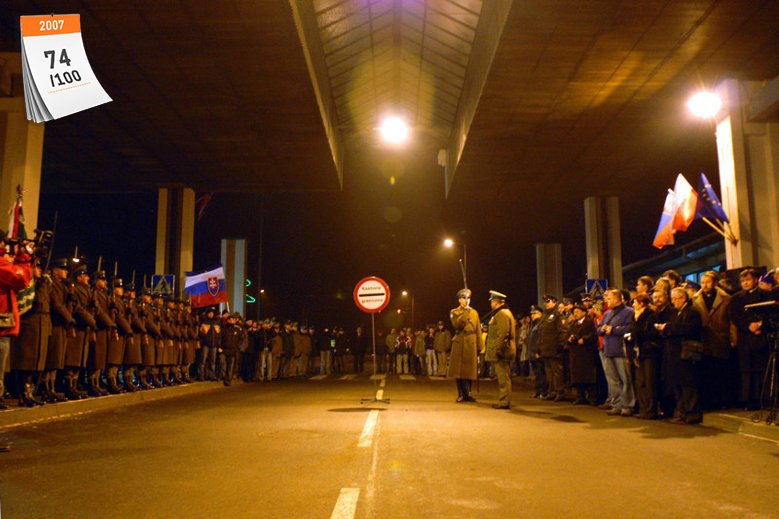 Do układu z Schengen Polska dołączyła 21 grudnia 2007 roku. Na zdjęciu uroczystości na granicy polsko-słowackiej w związku z przystąpieniem Polski i Słowacji do strefy ruchu bezwizowego
