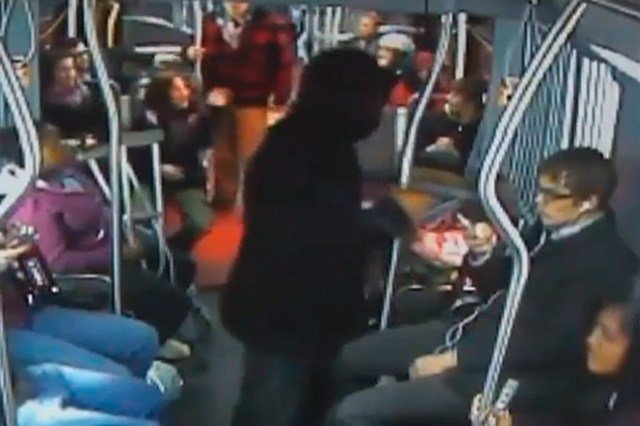 Pasażerowie autobusu obezwładnili uzbrojonego złodzieja