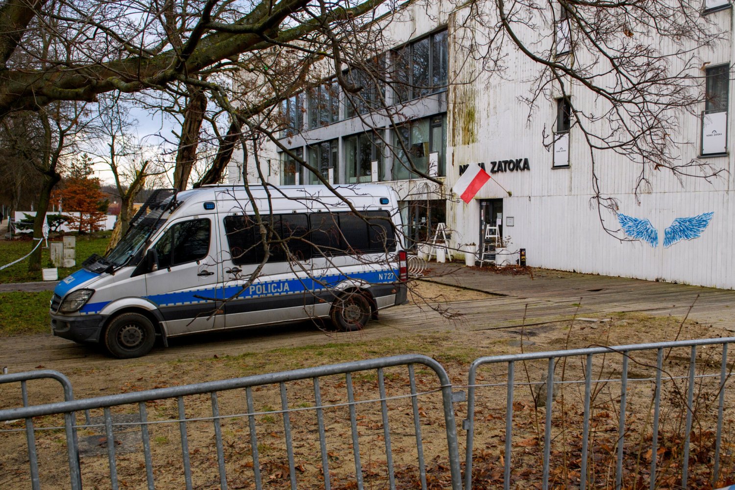 Policja przeszukuje teren wokół dawnej Zatoki Sztuki w Sopocie.