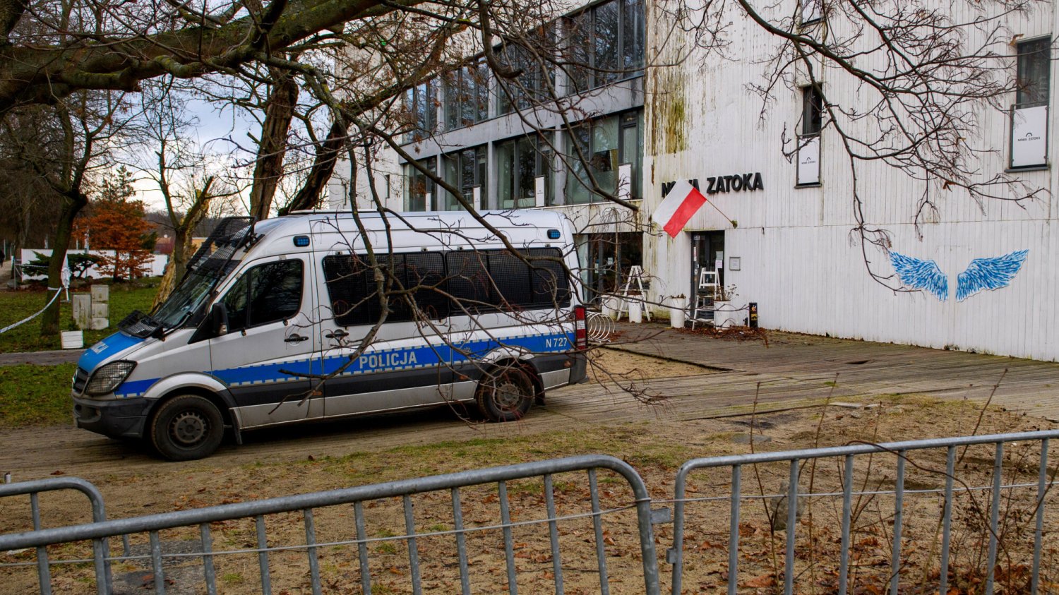 Policja przeszukuje teren wokół dawnej Zatoki Sztuki w Sopocie.