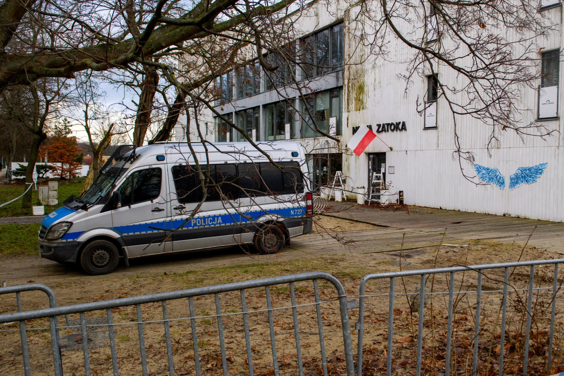 Policja przeszukuje teren wokół dawnej Zatoki Sztuki w Sopocie.