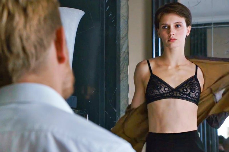 Kadr z filmu "Podwójny kochanek" Francoisa Ozona