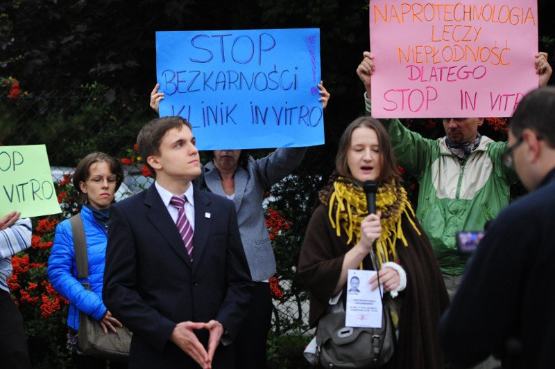 Pikieta Nowej Prawicy pod kliniką leczenia niepłodności w Warszawie.