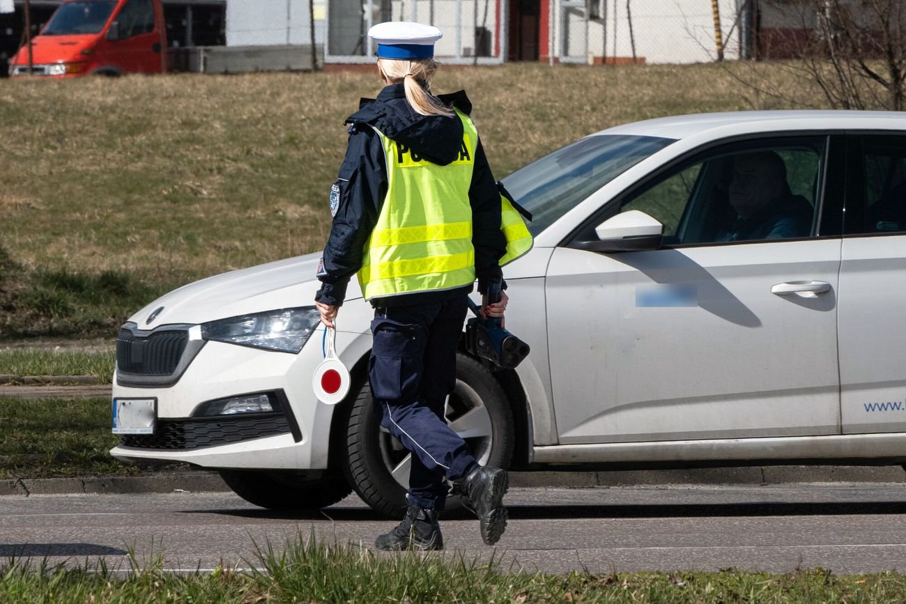 Policja zwraca teraz szczególną uwagę na światła w samochodach. Nieuważnym kierowcom grożą mandaty w wysokości nawet 3000 zł