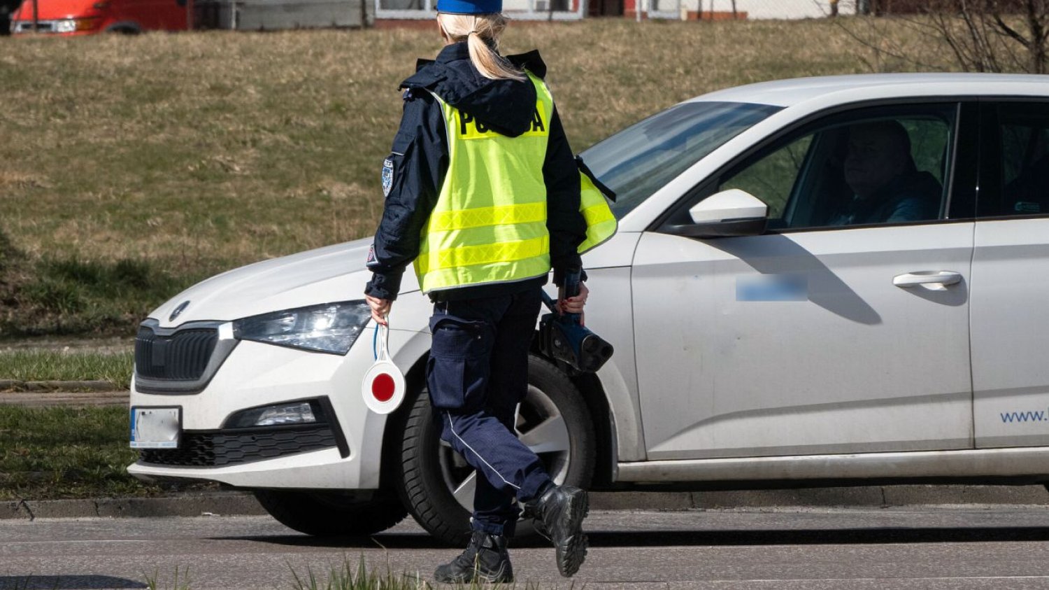 Policja zwraca teraz szczególną uwagę na światła w samochodach. Nieuważnym kierowcom grożą mandaty w wysokości nawet 3000 zł