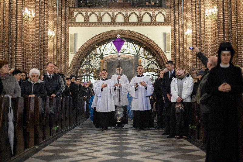 W Wielki Czwartek nie obowiązuje ścisły post, ale należy jeść z umiarem.