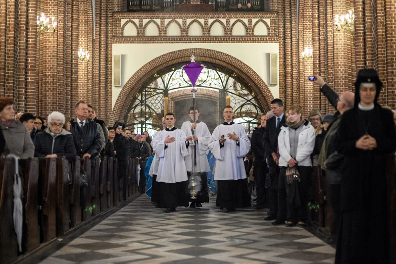 W Wielki Czwartek nie obowiązuje ścisły post, ale należy jeść z umiarem.
