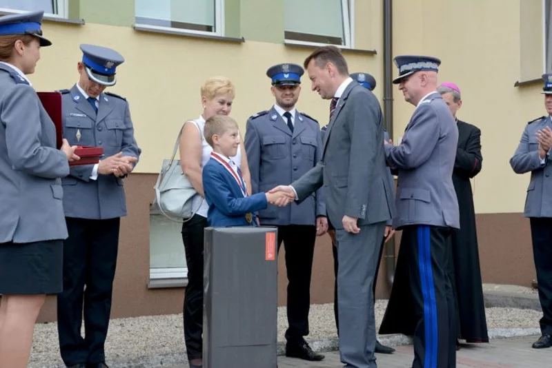 10-letni Bartek odbiera z rąk ministra Mariusza Błaszczaka medal "Młodego bohatera" - ufundowanej przez MSWiA nagrody honorującej dzieci i młodzież za wzorową postawę (15 czerwca 2016).