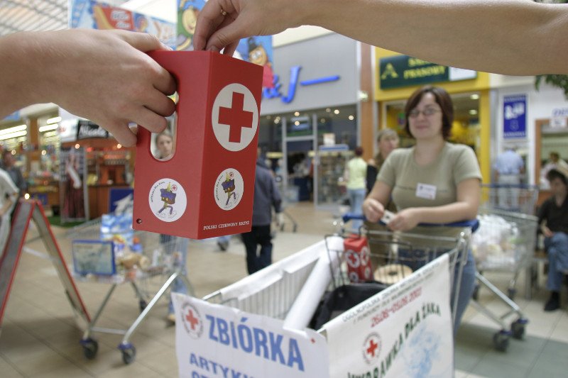 Polski Czerwony Krzyż (PCK) to największa organizacja humanitarna w Polsce. Założona w 1919 roku instytucja tylko w 2016 r. udzieliła pomocy socjalnej w formie paczek żywnościowych, odzieży i zapomóg pieniężnych ponad 174 000 potrzebującym