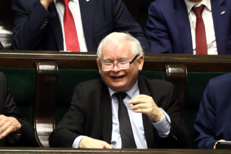 Sondaż CBOS to rewelacyjny wynik PiS i beznadziejny PO