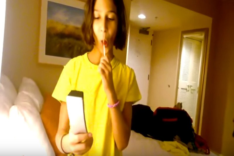 Poprosił córkę o odłożenie słuchawki. Nie uwierzysz, jak zareagowała na telefon stacjonarny