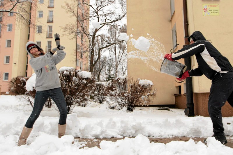 W wielu miejscach Polski w Lany Poniedziałek ludzie rzucali się dziś śnieżkami.