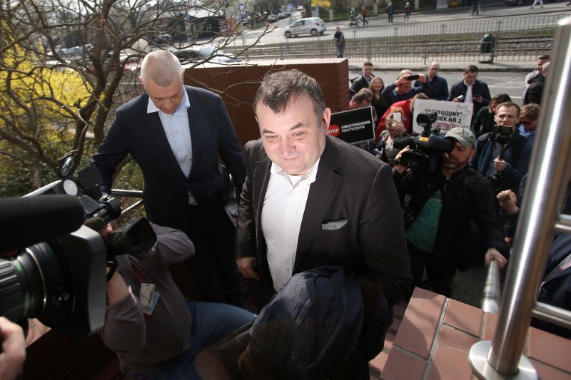 Stanisław Gawłowski, sekretarz generalny PO i jeden z jego obrońców mec. Roman Giertych przed siedzibą prokuratury w Szczecinie