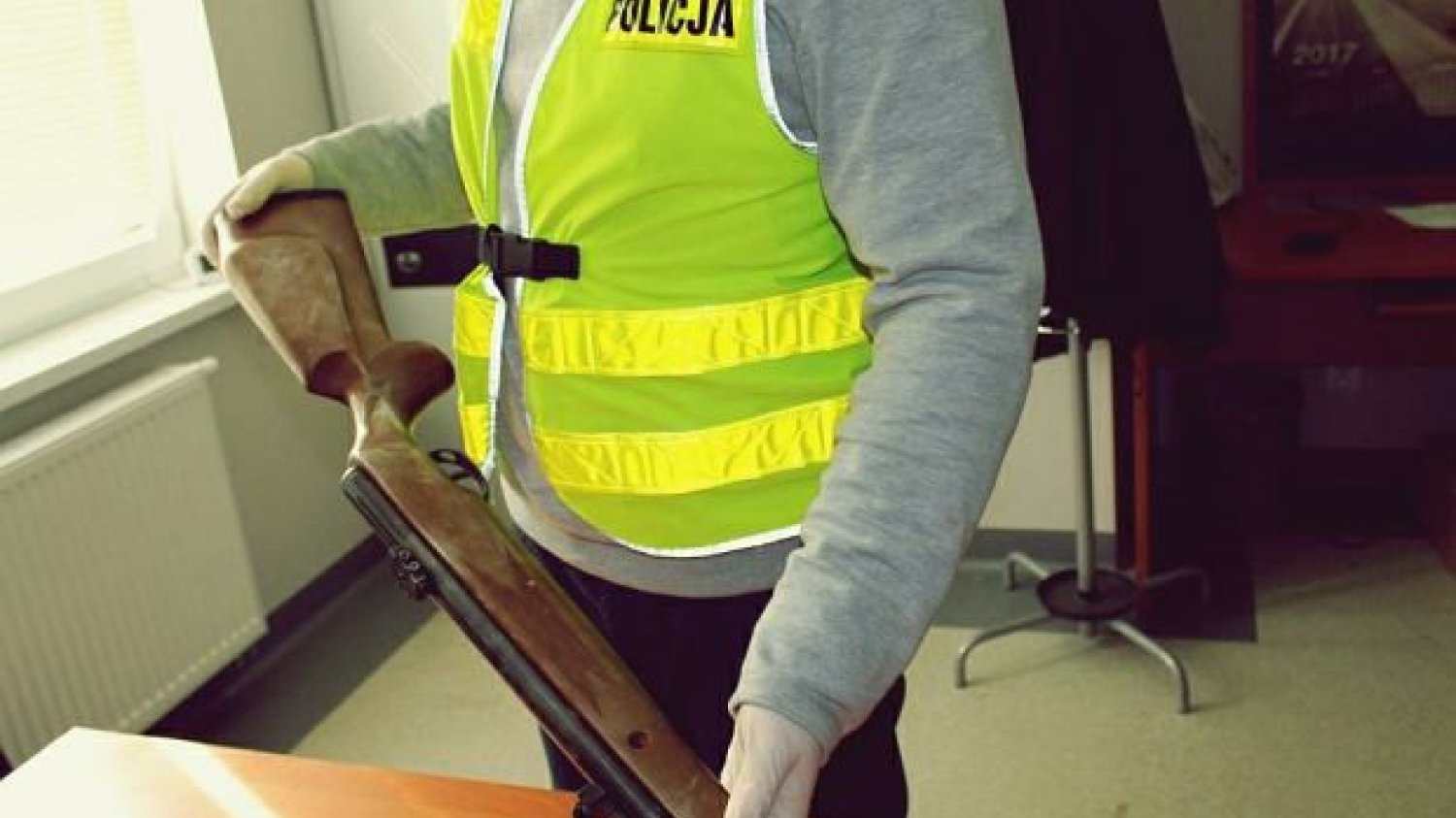 Policjanci zatrzymali mężczyznę i zabezpieczyli wiatrówkę z której strzelał do dzieci