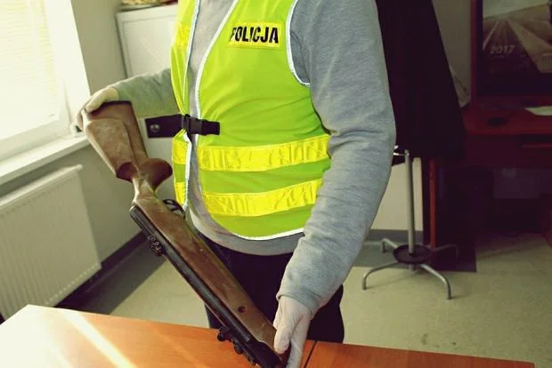 Policjanci zatrzymali mężczyznę i zabezpieczyli wiatrówkę z której strzelał do dzieci