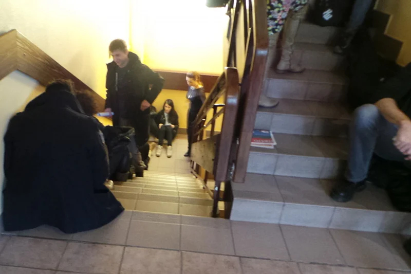 Również schody były okupowane przez uczestników castingu
