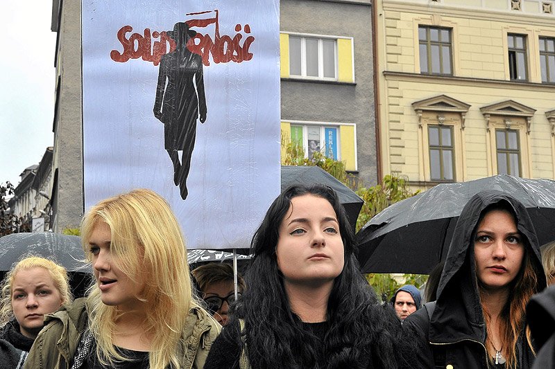 Dzięki "Solidarności" prokuratura zainteresowała się kobietami, które stworzyły takie plakaty. Szczucie na protestujące Polki to ostateczny upadek związku.