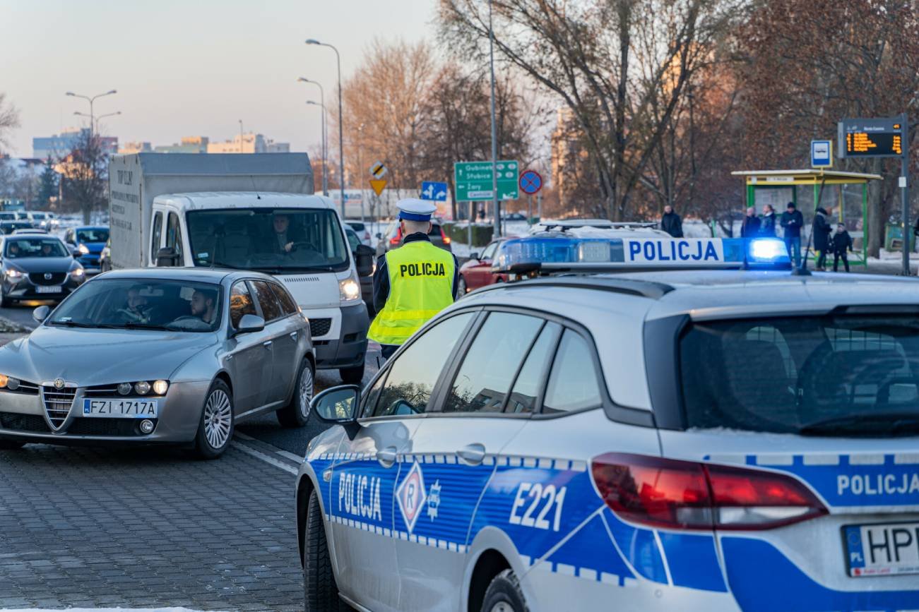 Policjant zauważył obiekt przypominający granat na stacji paliw. Ewakuacja