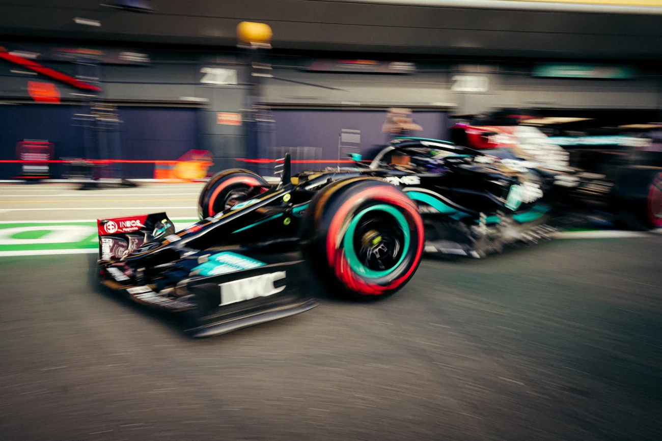 Lewis Hamilton znów najlepszy na swoim torze, ale do wyścigu jeszcze daleko