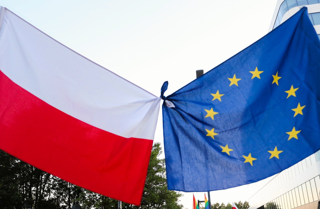 Coraz więcej Polaków chce polexitu. Niepokojące dane z najnowszego sondażu.