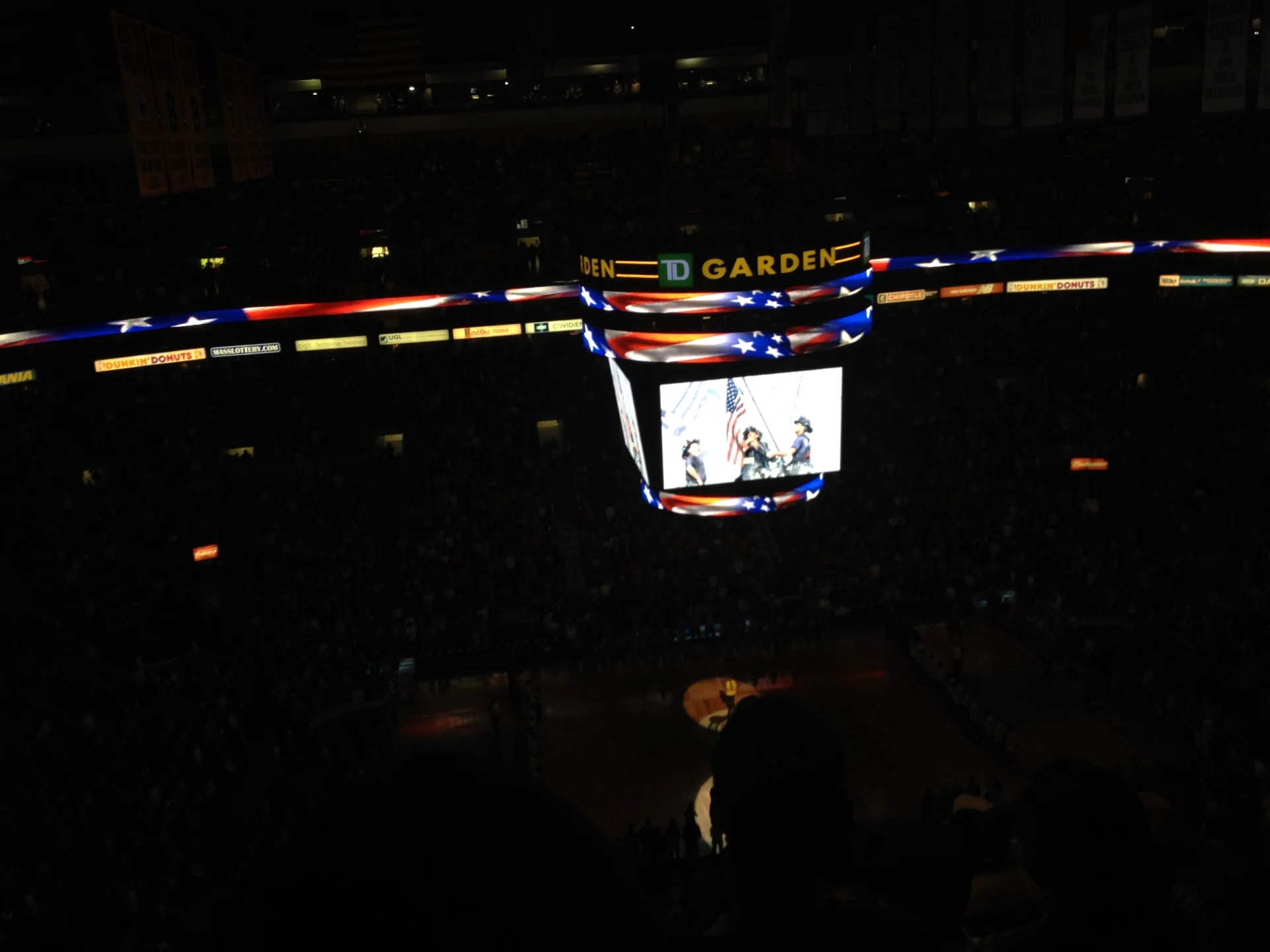 Boston Celtics - śpiewanie hymnu.