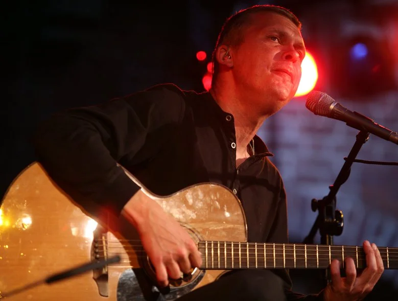 Adam Nowak - lider, twórca większości tekstów, gitarzysta i wokalista zespołu Raz, Dwa, Trzy.