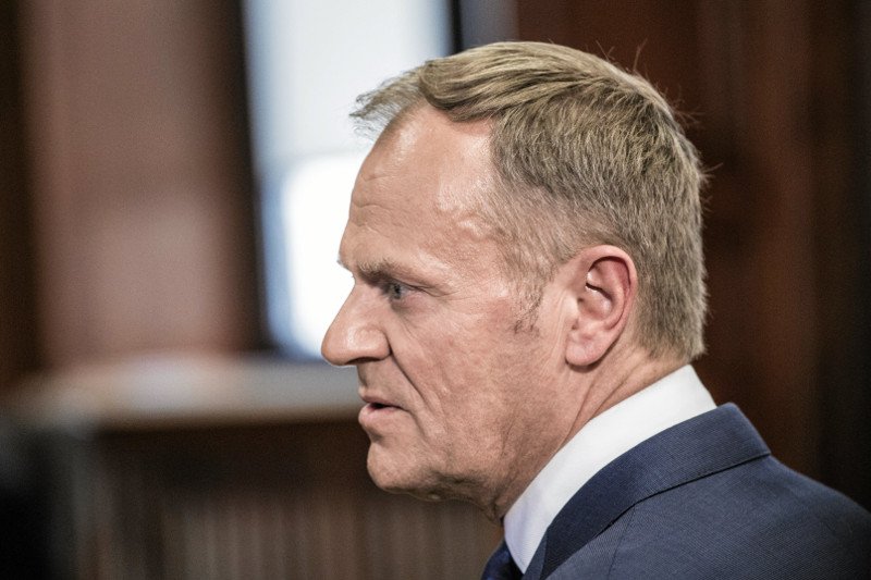 Czy Donald Tusk powinien kandydować na prezydenta? Polacy ocenili w sondażu dla tygodnika "Polityka".