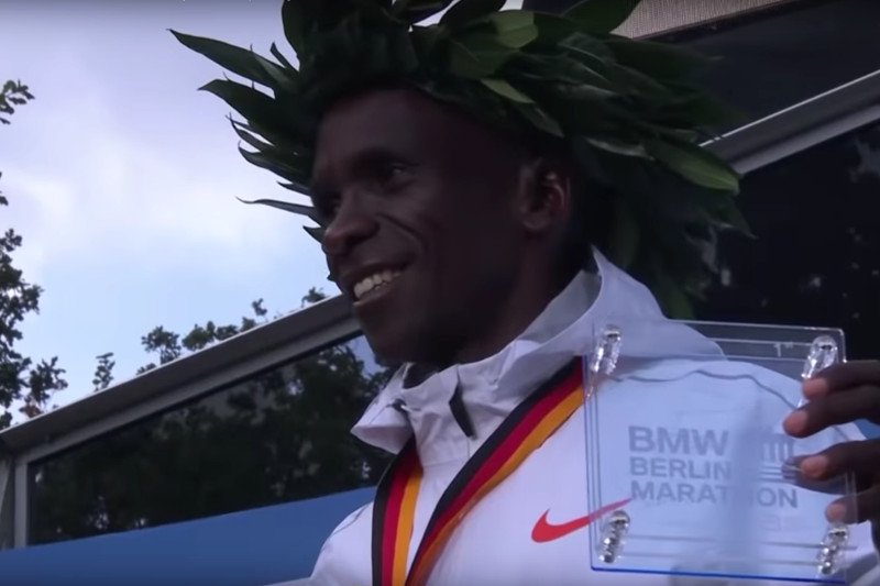 Eliud Kipchoge pobił w Berlinie rekord świata w biegu maratońskim.