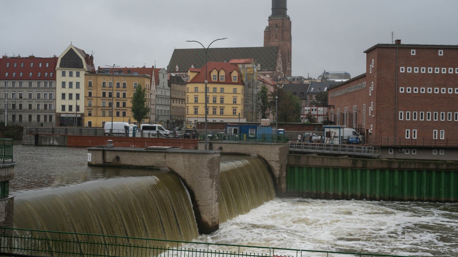 MSWiA przekonuje, że Wrocław nie jest najbardziej zagrożony powodzią. Wskazano inne rejony. Na zdjęciu rwąca rzeka w środku miasta Wrocław.