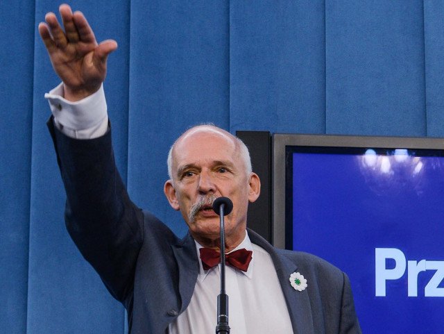 Janusz Korwin-Mikke ponownie wykonał gest nazistowskiego pozdrowienia