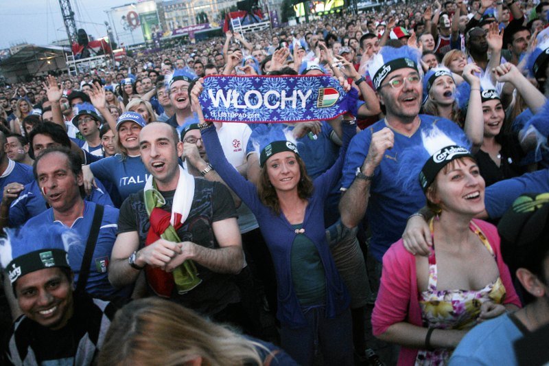 Kibice Włoch w warszawskiej strefie kibica podczas półfinałowego spotkania Anglią.