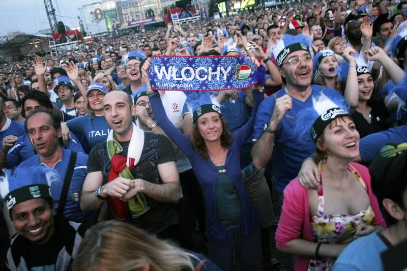 Kibice Włoch w warszawskiej strefie kibica podczas półfinałowego spotkania Anglią.