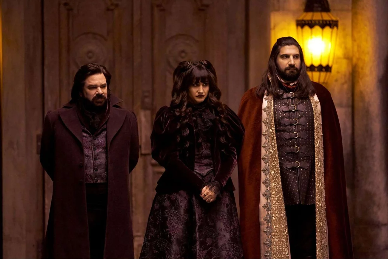 Matt Berry, Natasia Demetriou i Kayvan Novak w serialu "Co robimy w ukryciu".