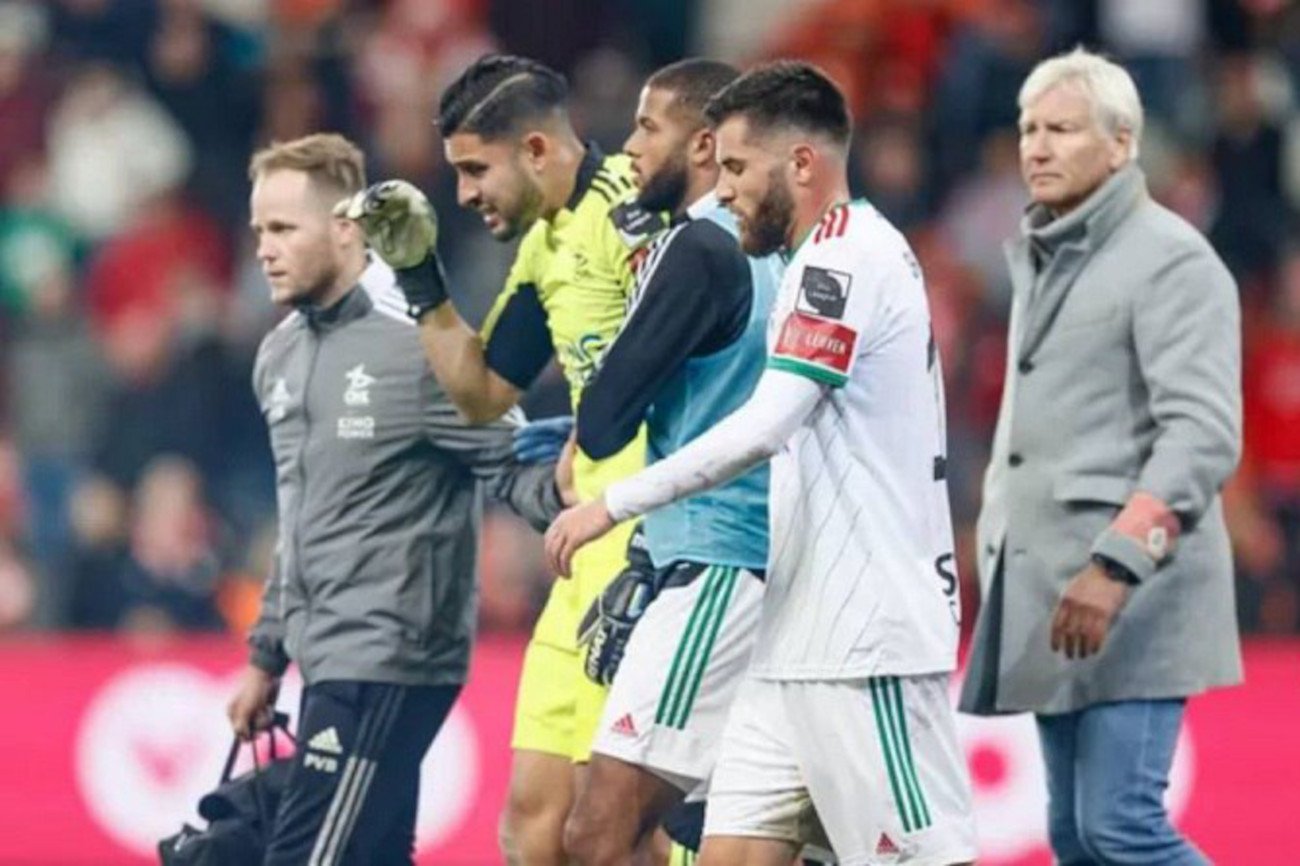 Rafael Romo został ogłuszony przez petardy rzuconą z trybun w doliczonym czasie ligowego meczu Standardu Liege