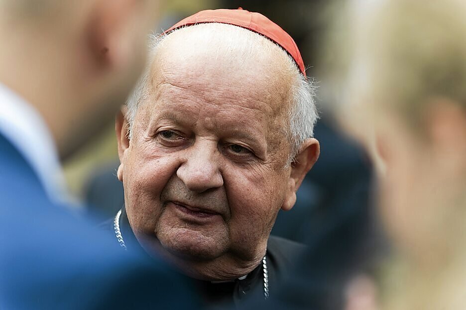 Stanisław Dziwisz ostatnio wzbudza ogromne kontrowersje ze względu na tuszowanie afer pedofilskich w Kościele katolickim.