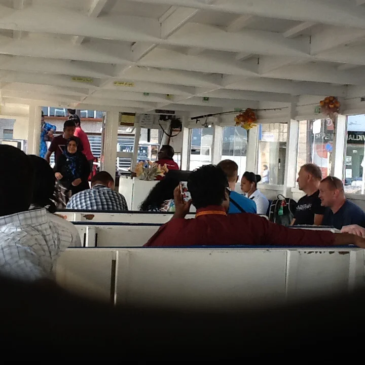 Prom kursujący w ruchu ciągłym z Male City na wyspę Hulhule, z miedzynarodowym lotniskiem na Malediwach.