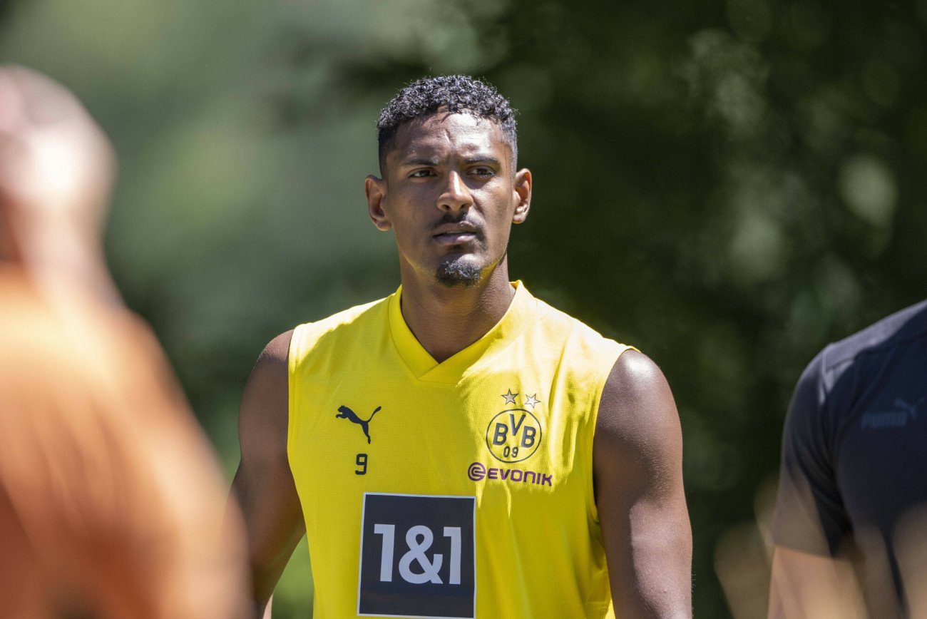 Sebastien Haller będzie musiał nieco dłużej odpocząć od gry w piłkę. Teraz najważniejszy będzie powrót do zdrowia.