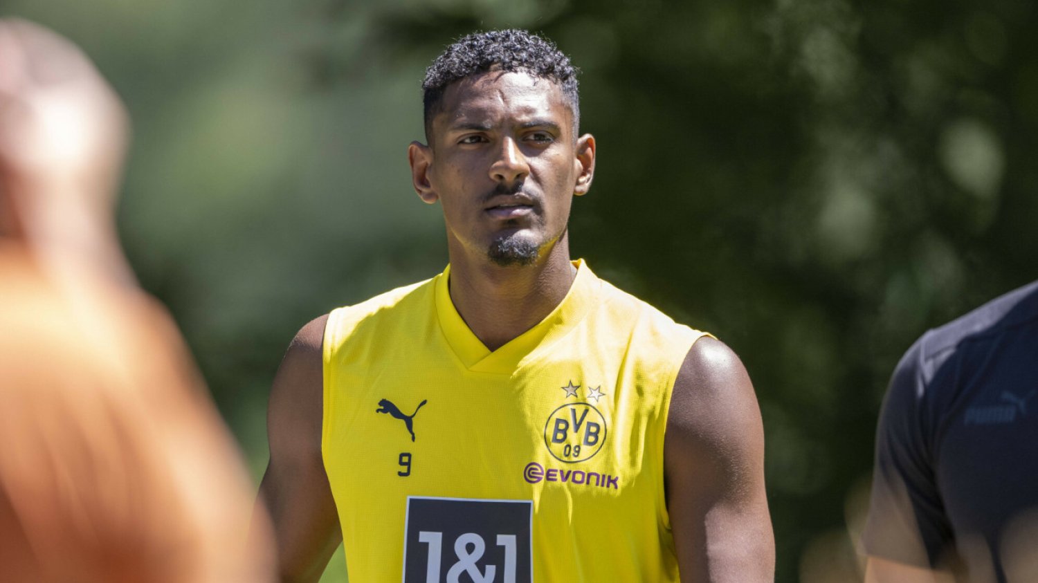 Sebastien Haller będzie musiał nieco dłużej odpocząć od gry w piłkę. Teraz najważniejszy będzie powrót do zdrowia.