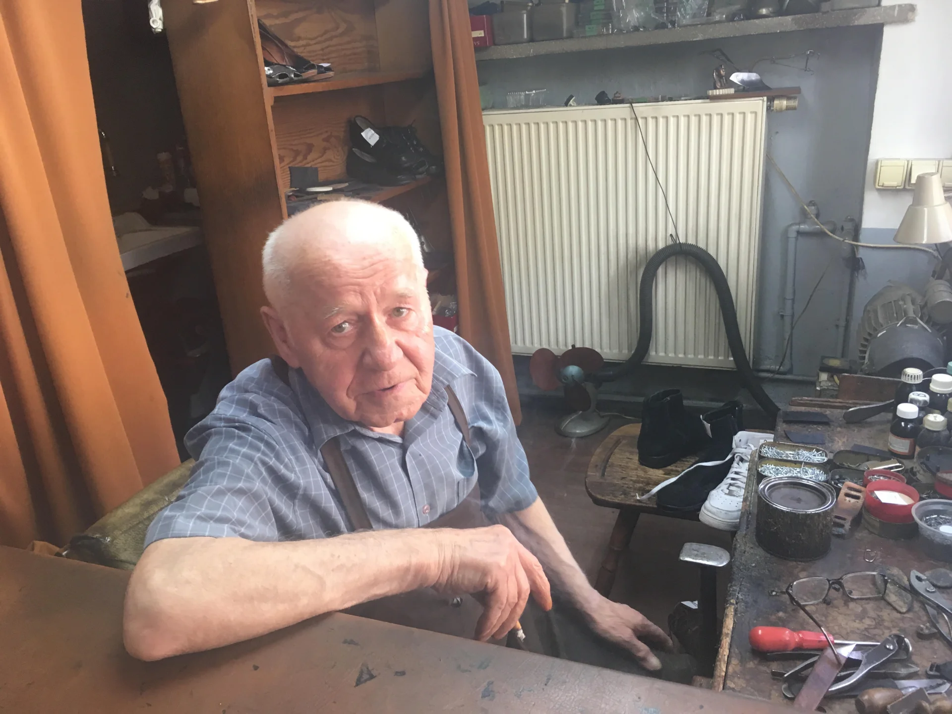 Szewc Adam ma prawie 80 lat, w zakładzie przy Śniadeckich 1/15 pracuje od blisko 40 lat.