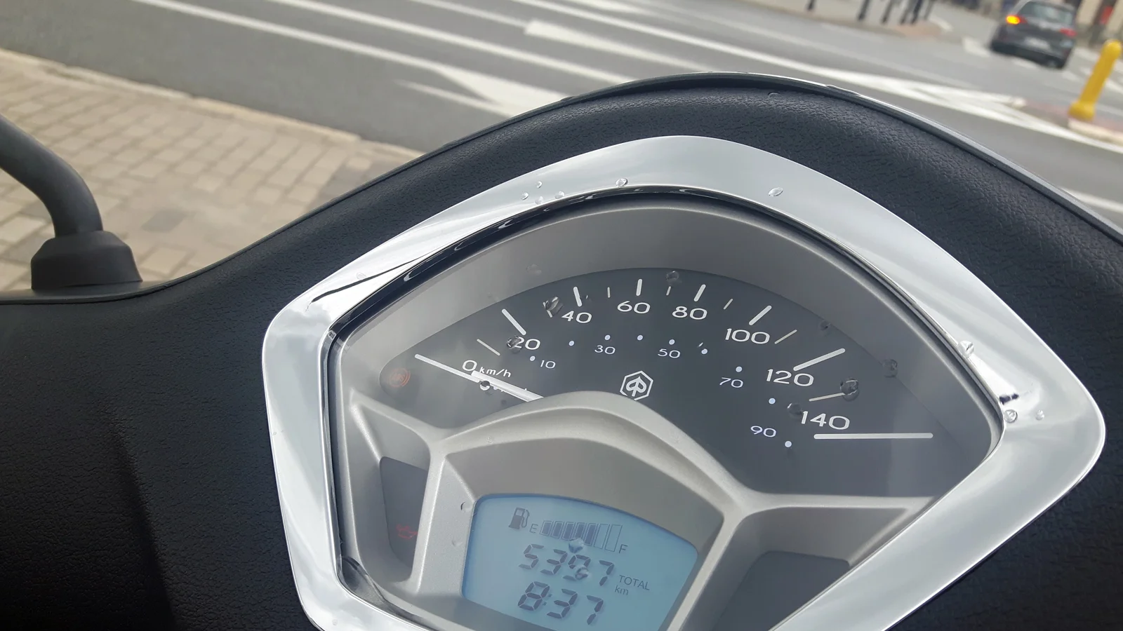 Liczby na cyferblacie są wypisane trochę na wyrost. Osiągnięcie 120 prędkości 120 km/h graniczy z cudem.