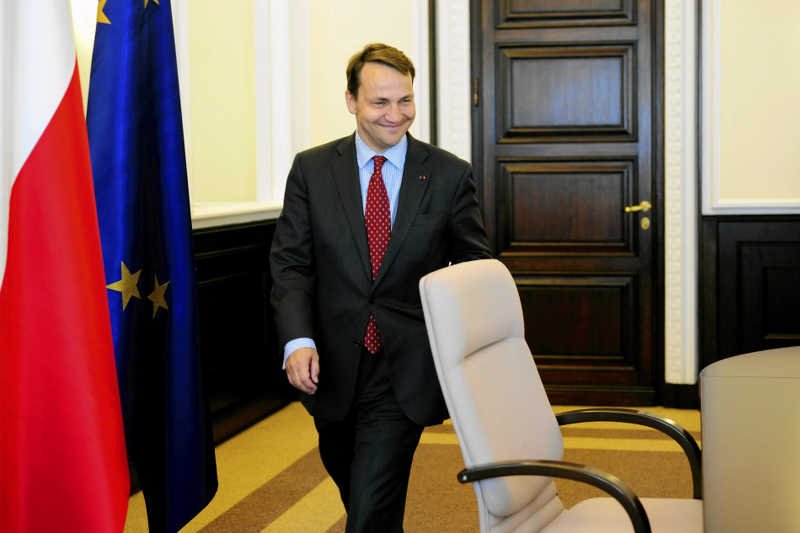 Resort Radosława Sikorskiego usunął z informatora dla turystów wszystkie informacje o zagrożeniach dla osób LGBTQ za granicą.